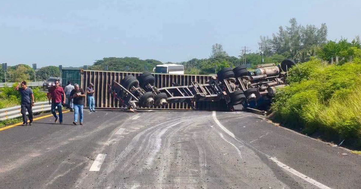 Volcadura de tráiler paraliza la autopista Veracruz–Cardel; habilitan ruta alterna