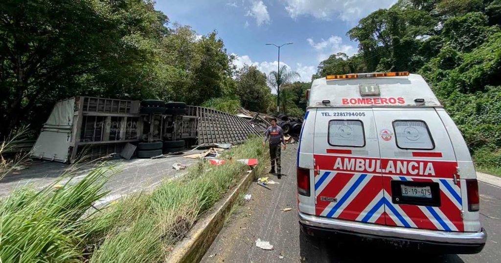 Volcadura de tráiler mantiene bloqueada la carretera Xalapa–Coatepec; motociclista resulta lesionado Volcadura de tráiler mantiene bloqueada la carretera Xalapa–Coatepec; motociclista resulta lesionado