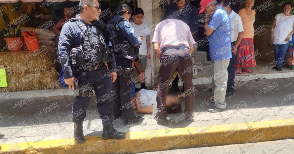Convulsión en plena vía pública moviliza a cuerpos de emergencia en el centro de Poza Rica Convulsión en plena vía pública moviliza a cuerpos de emergencia en el centro de Poza Rica