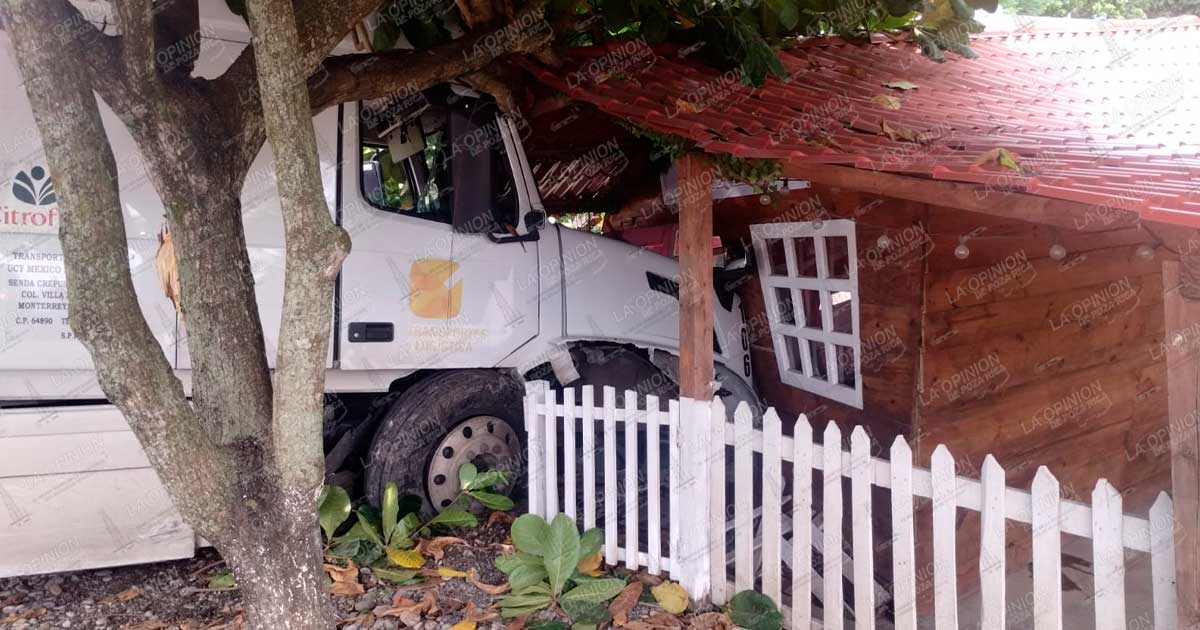 Tráiler impacta un auto y termina contra vivienda