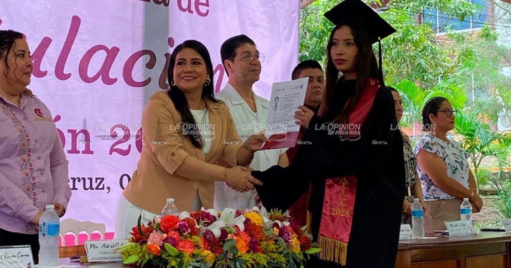 Emotiva ceremonia de titulación de alumnos del CBTis 78
