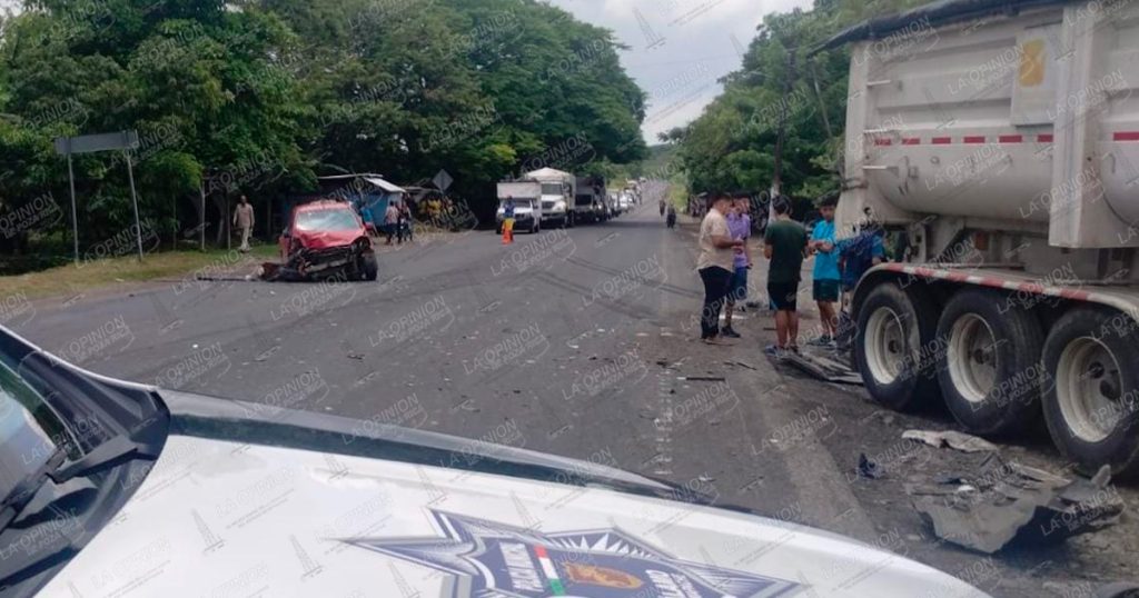 Tráiler impacta un auto y termina contra vivienda