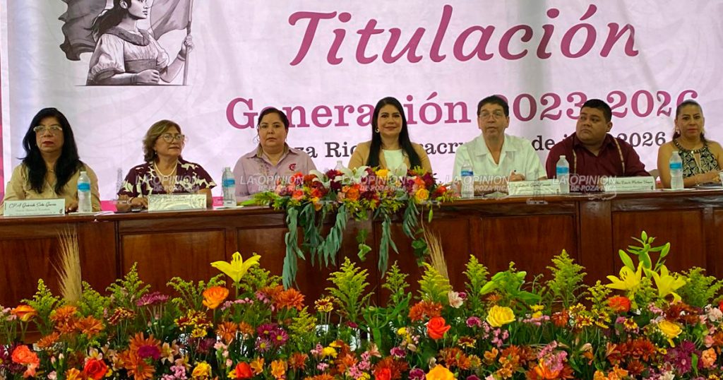 Emotiva ceremonia de titulación de alumnos del CBTis 78