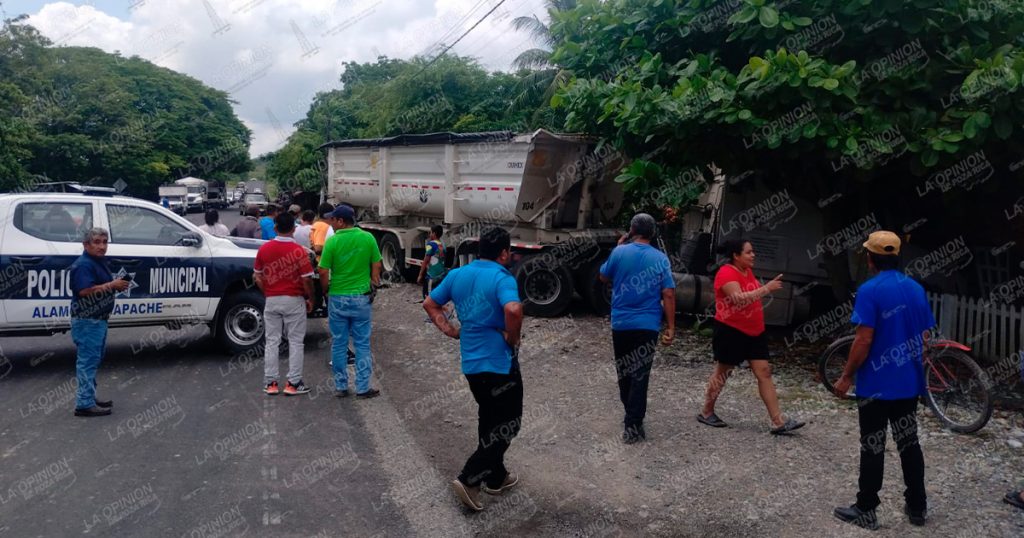 Tráiler impacta un auto y termina contra vivienda
