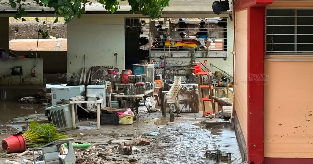 Secundaria General No. 2 exige apoyo de la SEV tras casi un año de la inundación