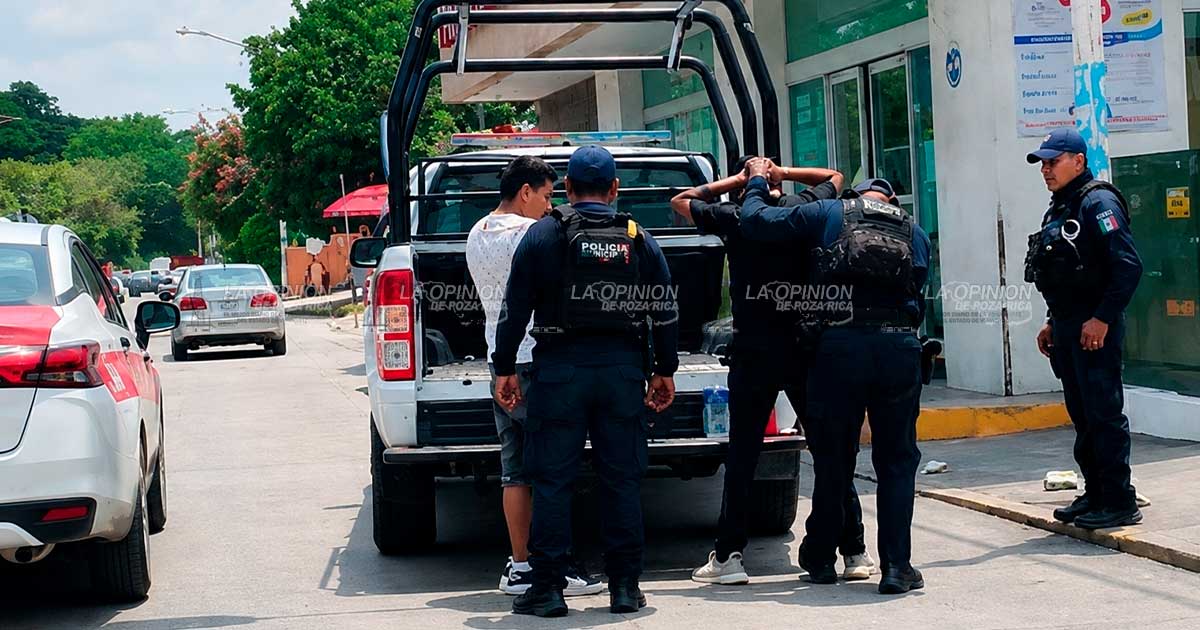Van sobre autos sin placas y polarizados