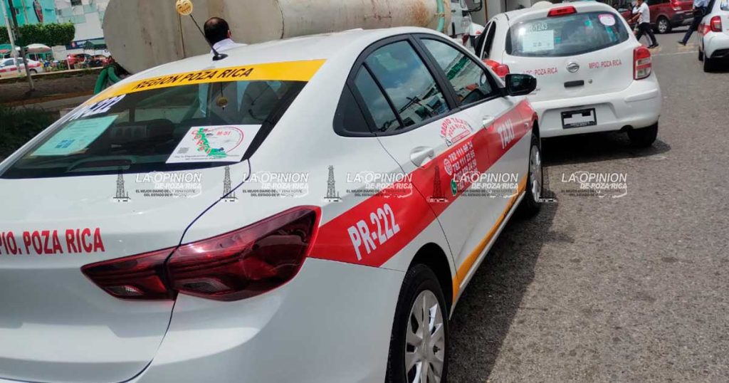 Choque por alcance entre taxis genera tráfico en el bulevar Ruiz Cortines