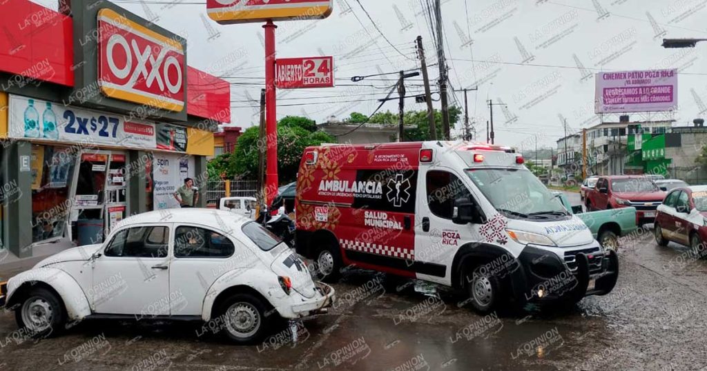 Camioneta se queda sin frenos y se impacta contra un Oxxo en Poza Rica; una mujer resulta lesionada Camioneta se queda sin frenos y se impacta contra un Oxxo en Poza Rica; una mujer resulta lesionada