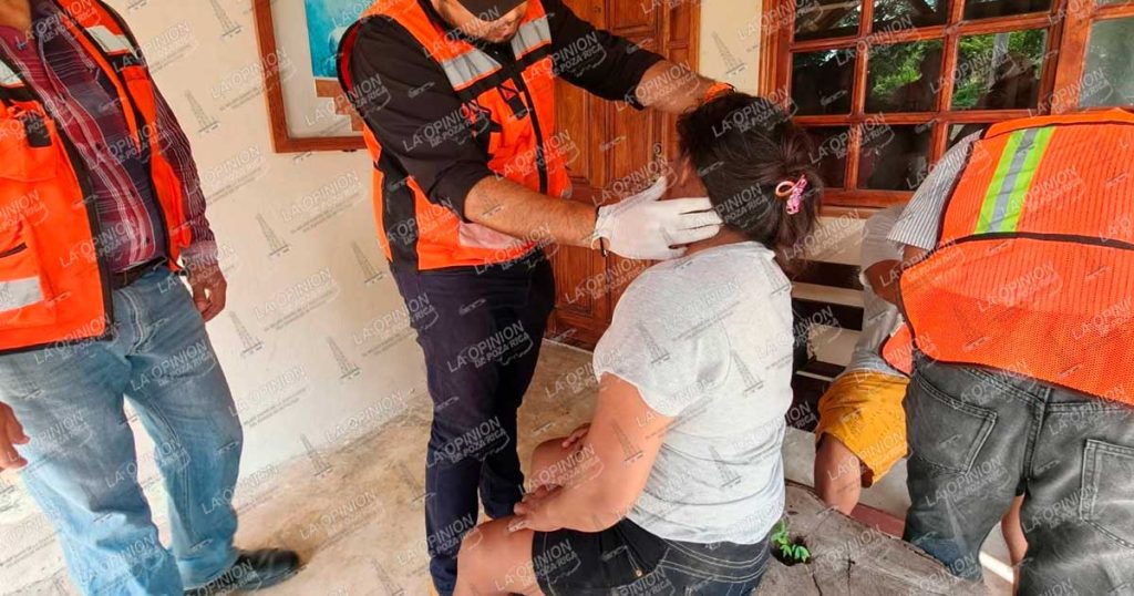 Pareja motorizada cae a un hueco Pareja motorizada cae a un hueco