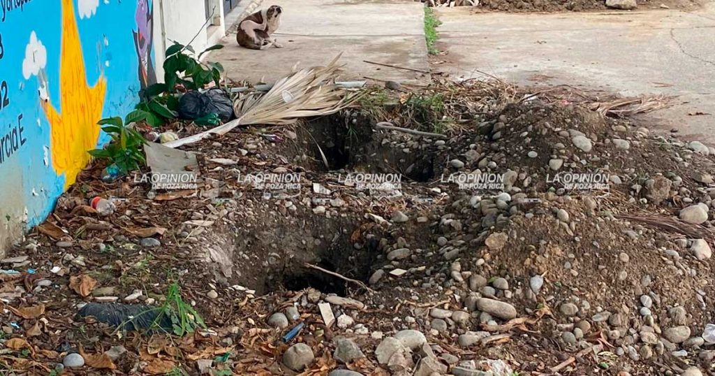Acusan vecinos que CAEV rompe calles por fugas y no rehabilita Acusan vecinos que CAEV rompe calles por fugas y no rehabilita