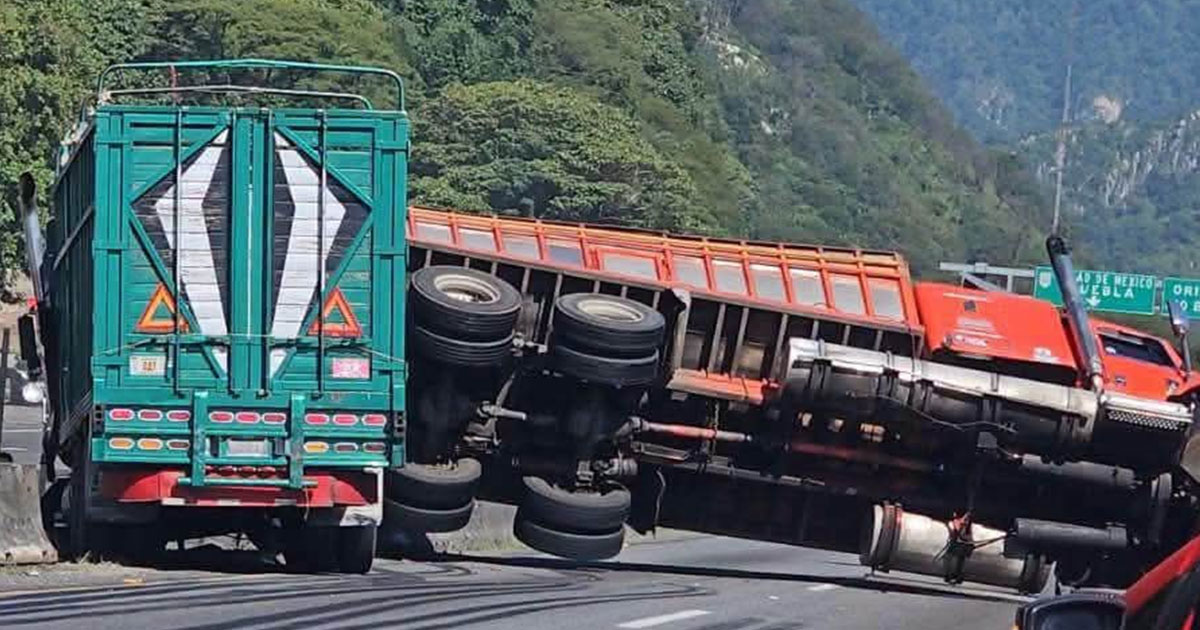 Carambola de tractocamiones paraliza la autopista Orizaba–Puebla