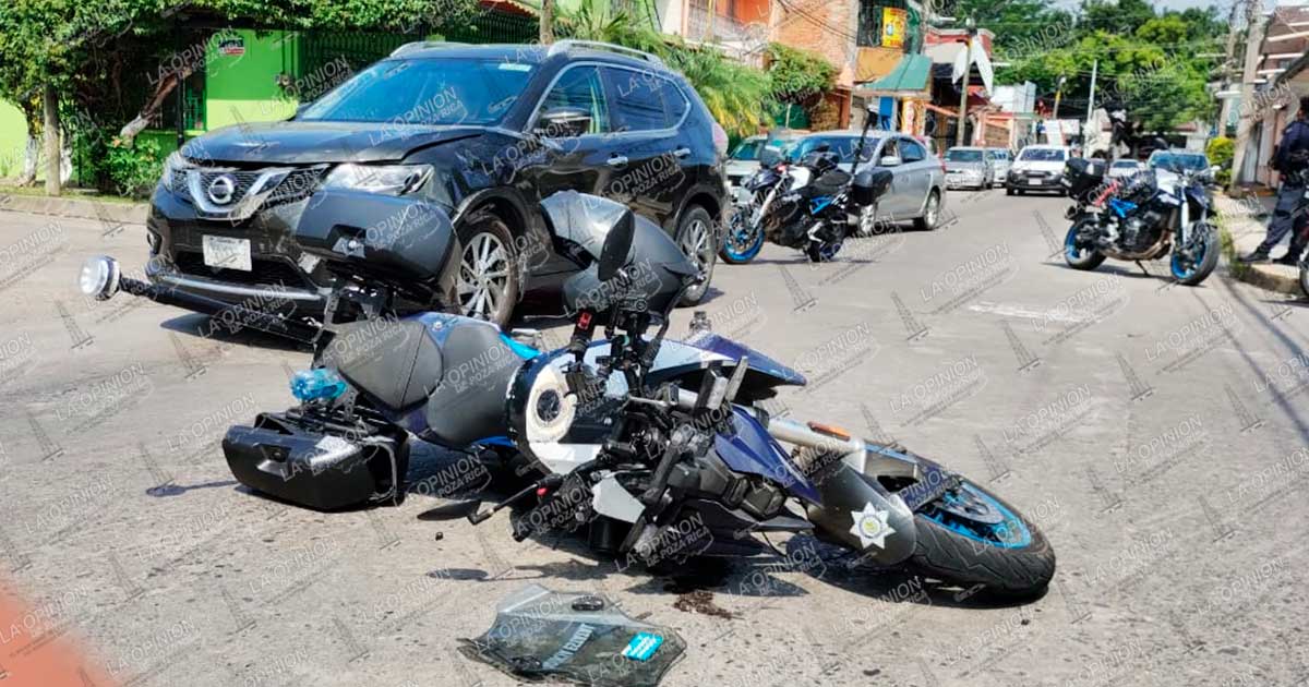 Motopatrullero sale proyectado tras aparatoso choque con camioneta Motopatrullero sale proyectado tras aparatoso choque con camioneta