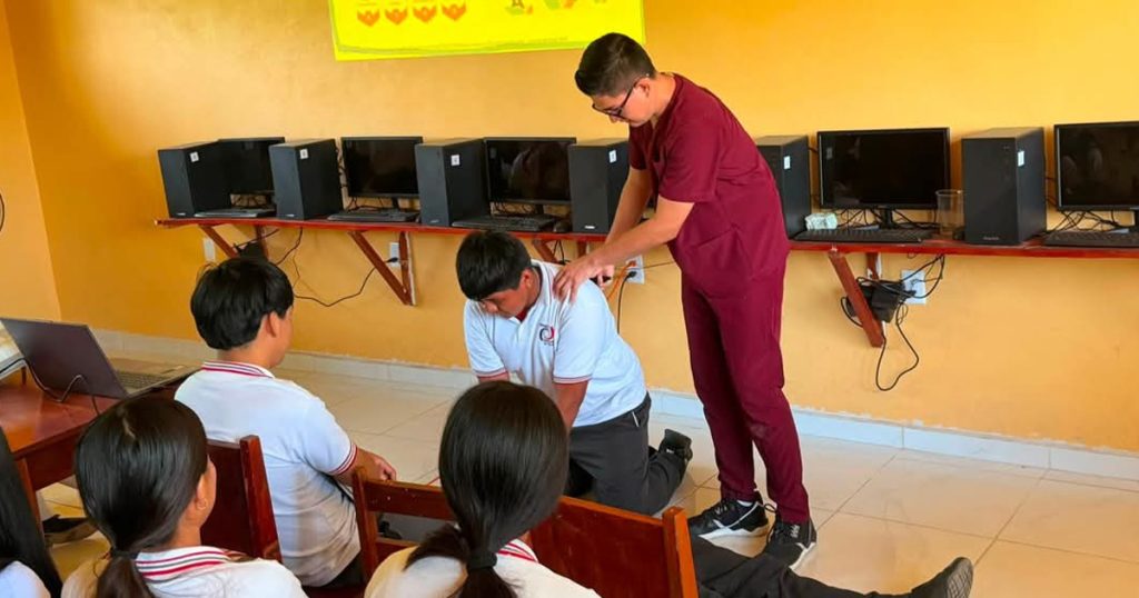 Regina Espejo Salas impulsa capacitación en primeros auxilios para estudiantes de Tecolutla Regina Espejo Salas impulsa capacitación en primeros auxilios para estudiantes de Tecolutla