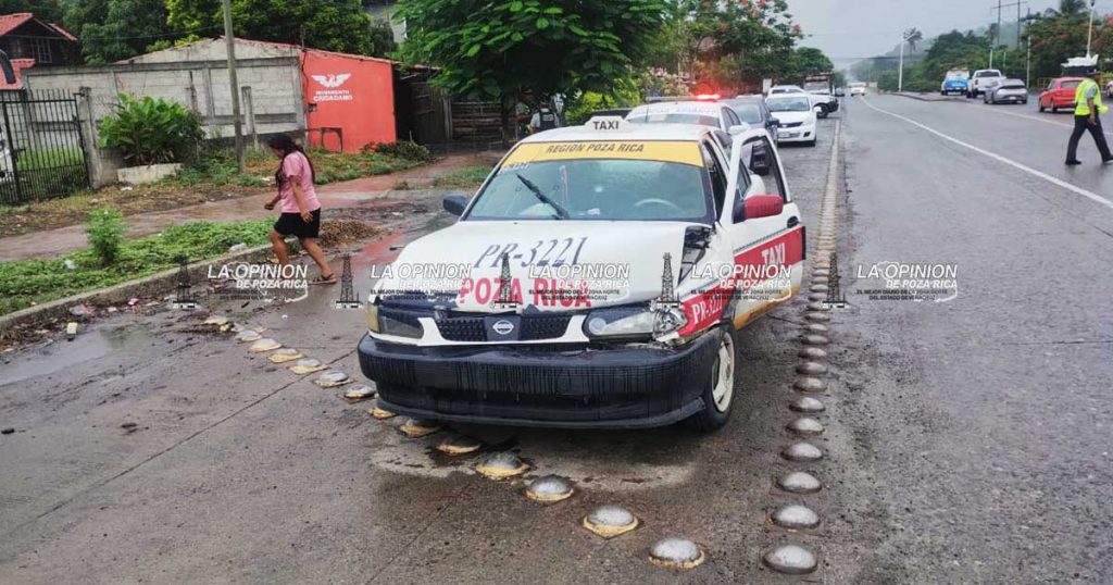 Taxi se impacta por alcance contra camioneta en Tihuatlán; pasajeros resultan ilesos Taxi se impacta por alcance contra camioneta en Tihuatlán; pasajeros resultan ilesos
