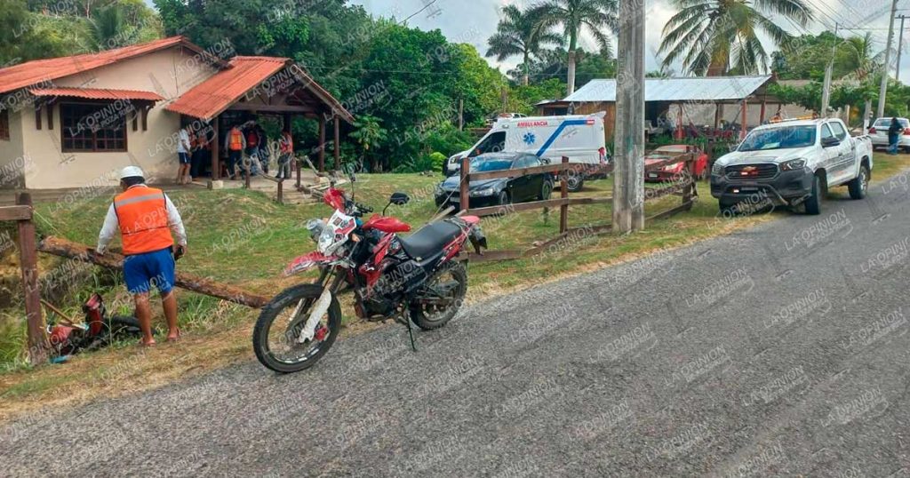 Pareja motorizada cae a un hueco Pareja motorizada cae a un hueco
