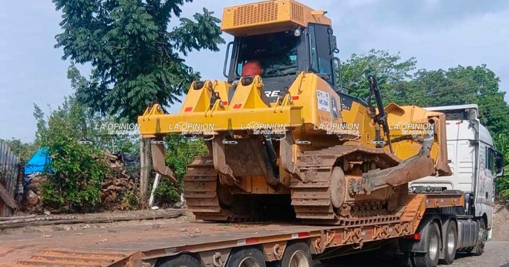 Llega maquinaria pesada para limpiar parcelas devastadas Llega maquinaria pesada para limpiar parcelas devastadas