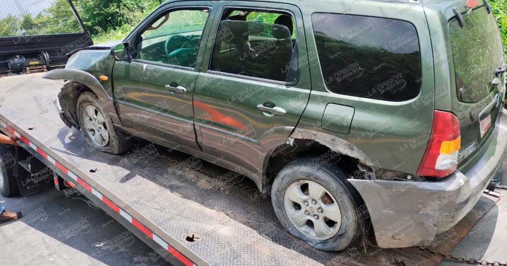 Revienta llanta y vuelca camioneta en carretera Tihuatlán-Totomoxle