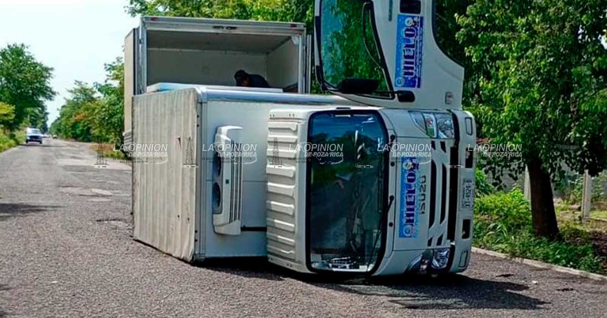 ¡Vuelca un camión repartidor de hielo!
