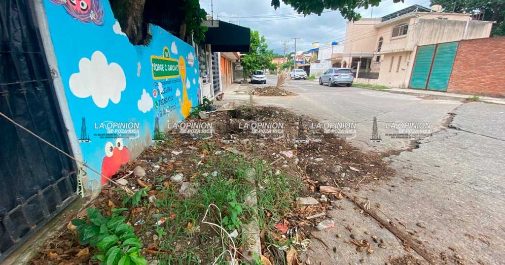 Acusan vecinos que CAEV rompe calles por fugas y no rehabilita Acusan vecinos que CAEV rompe calles por fugas y no rehabilita