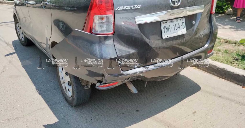 Frenazo por triciclo termina en choque entre taxi y Avanza en la colonia Tajín