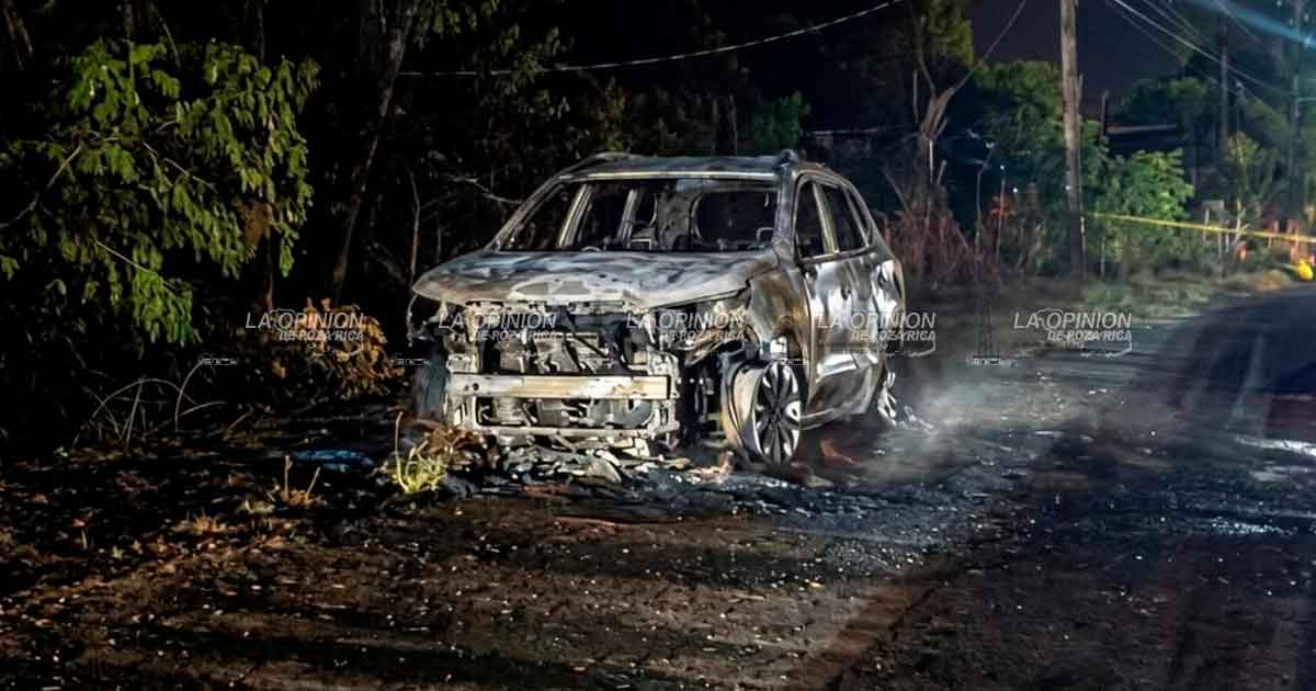 Camioneta queda calcinada durante la madrugada