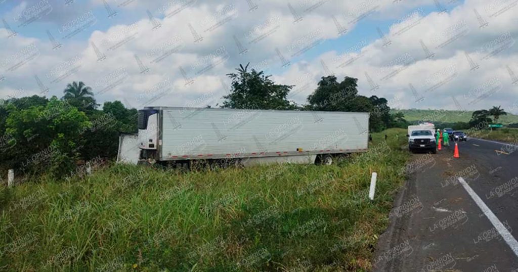 Aparatoso choque entre camioneta y tráiler termina con ambas unidades fuera de la carretera en Tihuatlán