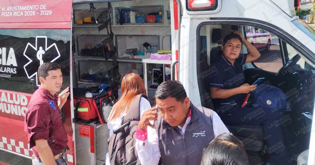 Choque entre camioneta y motocicleta deja a dos jóvenes lesionados en la colonia 27 de Septiembre de Poza Rica
