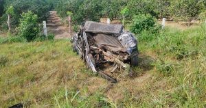 Aparatoso choque entre camioneta y tráiler termina con ambas unidades fuera de la carretera en Tihuatlán