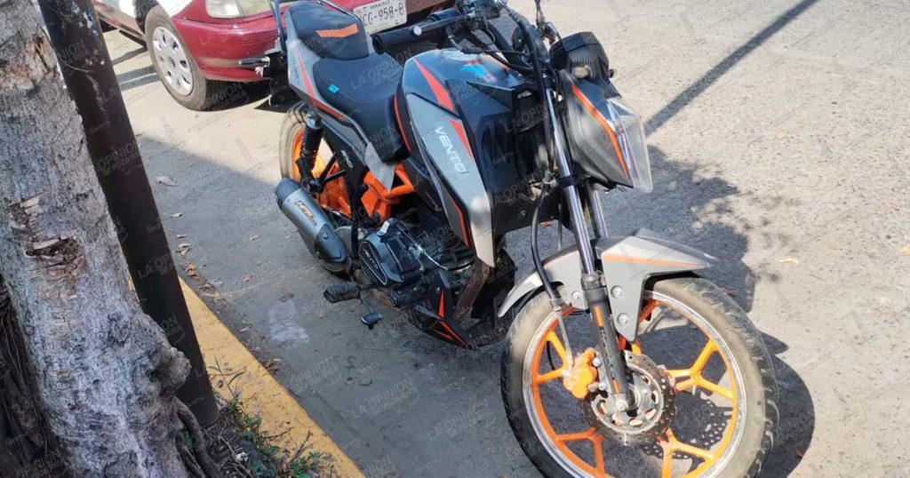 Choque entre camioneta y motocicleta deja a dos jóvenes lesionados en la colonia 27 de Septiembre de Poza Rica