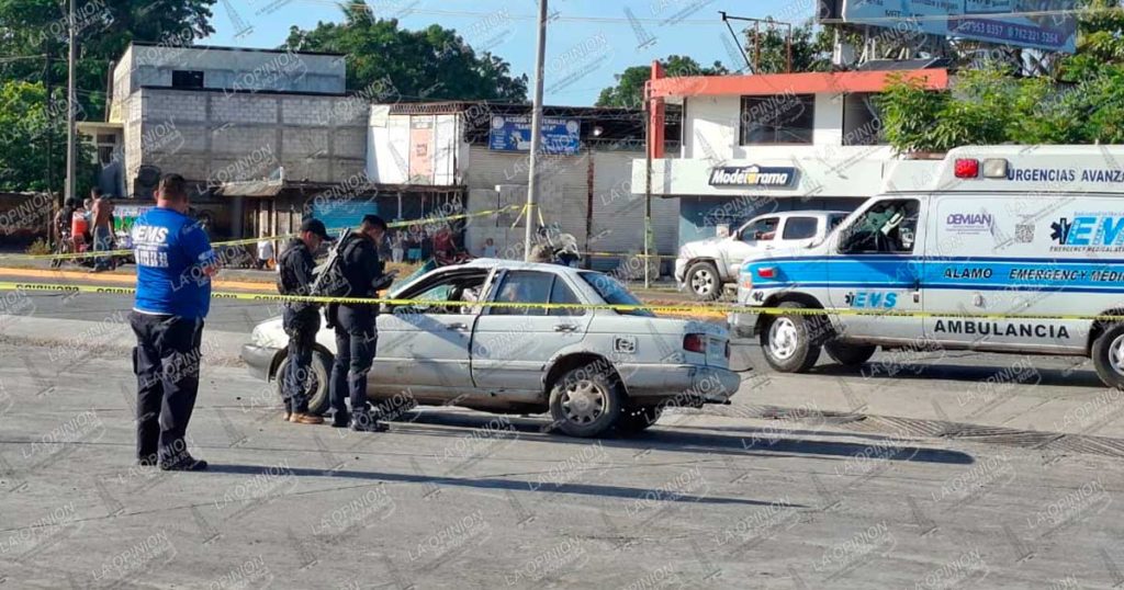 Patrulla estatal choca contra automóvil y muere un civil