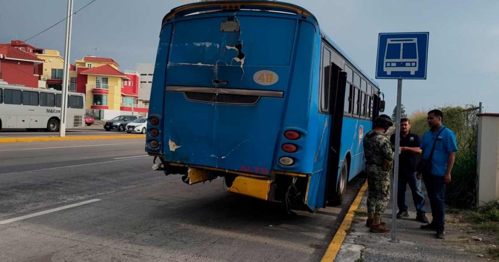 Choque entre autobuses urbanos en Boca del Río deja tres pasajeros con golpes leves