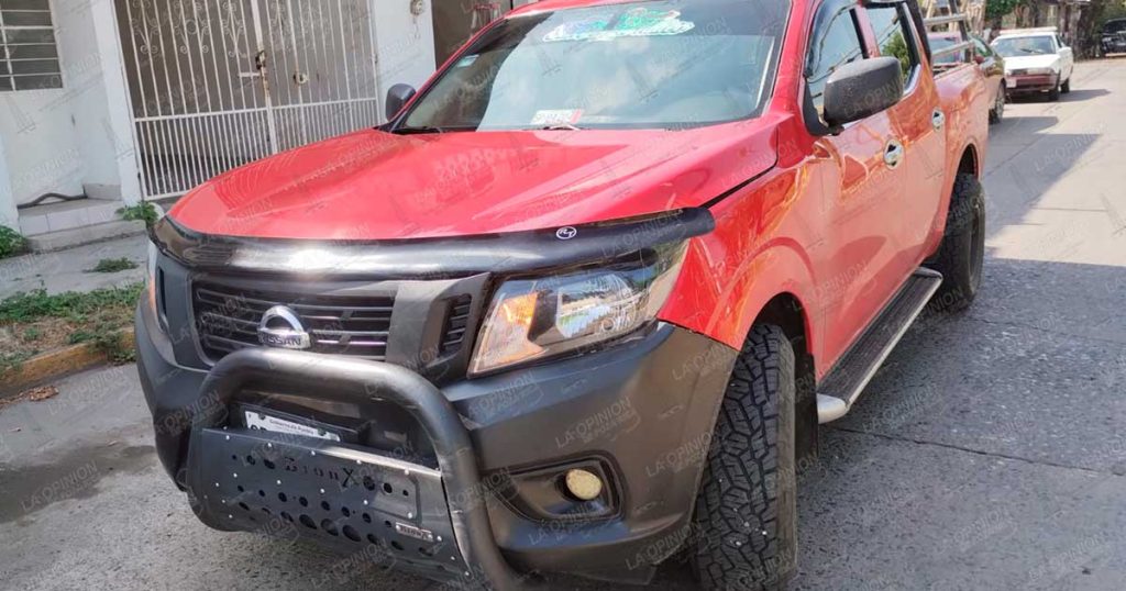 Choque entre camioneta y motocicleta deja a dos jóvenes lesionados en la colonia 27 de Septiembre de Poza Rica