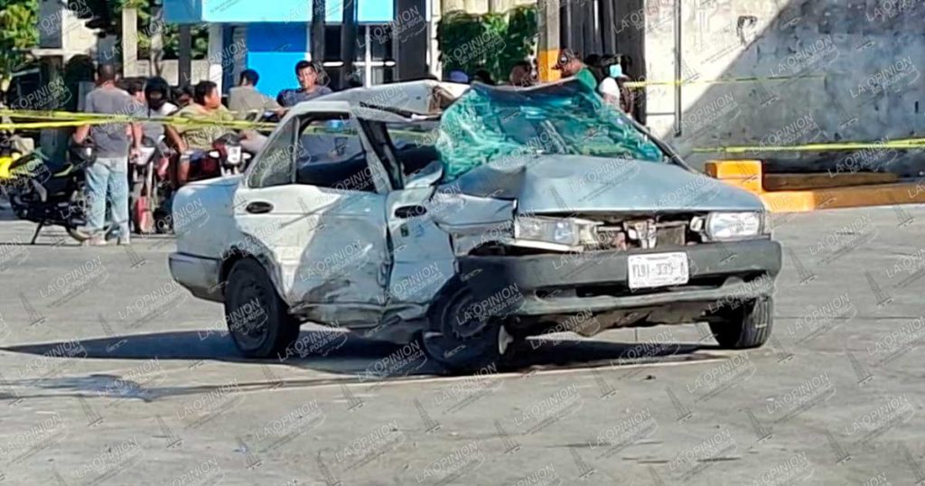 Patrulla estatal choca contra automóvil y muere un civil