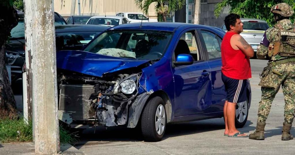 Camioneta de TV Azteca termina dañada tras aparatoso choque en el fraccionamiento Virginia