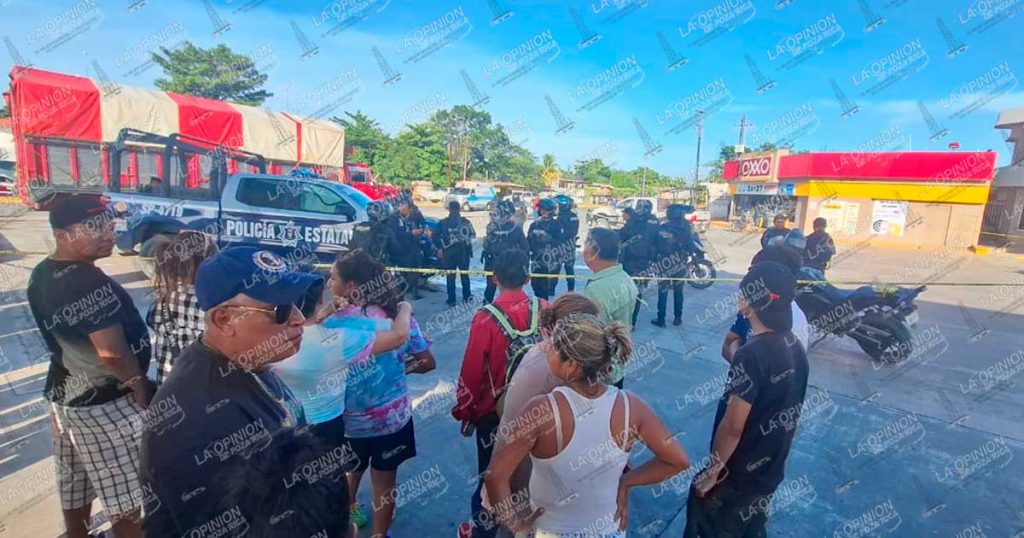 Patrulla estatal choca contra automóvil y muere un civil