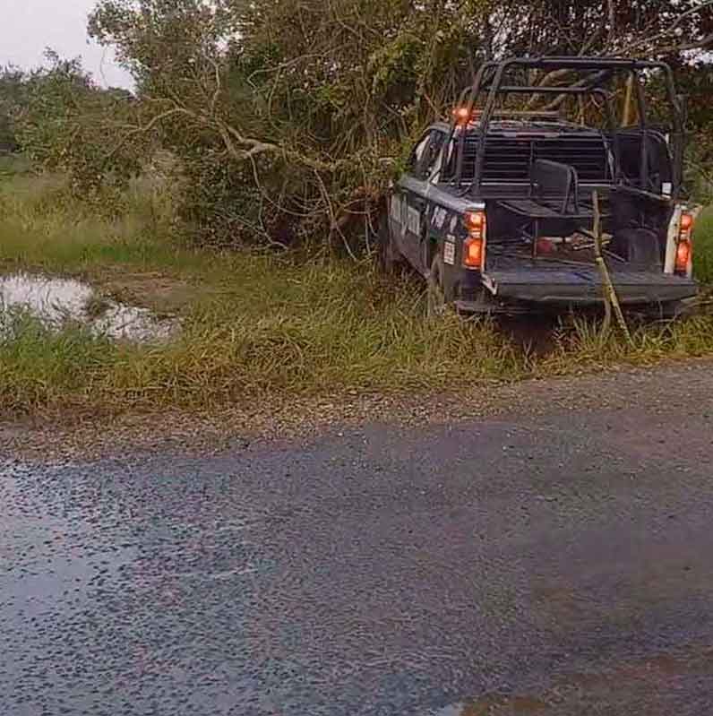 Patrulla estatal vuelca en camino rural de Texistepec; un policía termina hospitalizado