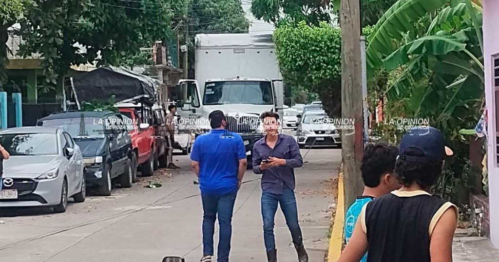 Camión revienta poste de CFE y deja cableado en situación de riesgo en Poza Rica