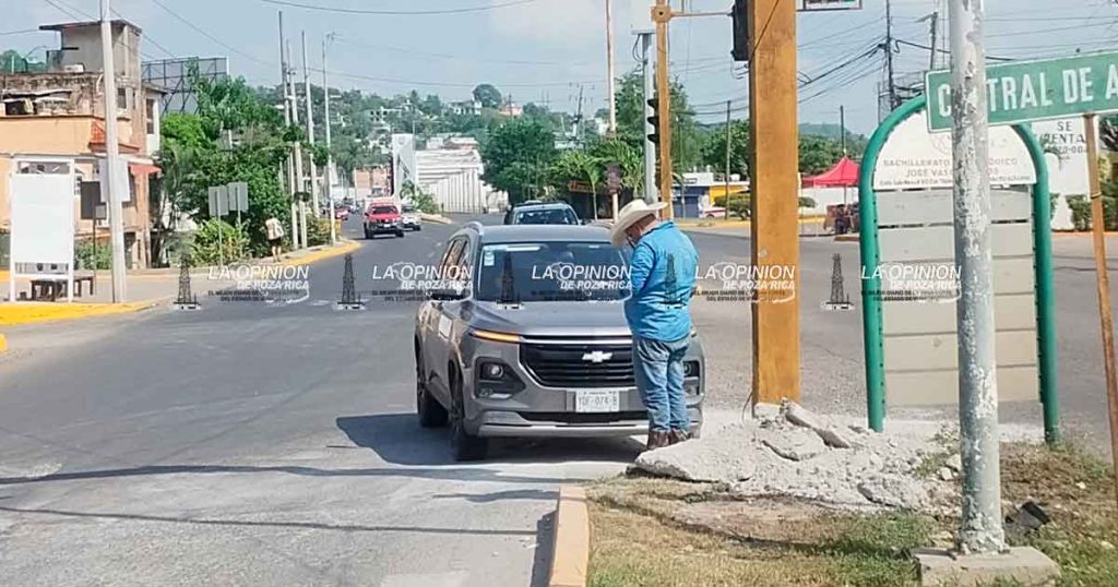 Choque entre camioneta y tractocamión genera caos vial en el bulevar Lázaro Cárdenas