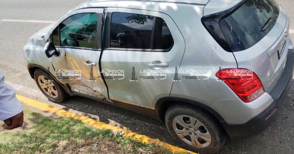 Choque entre taxi y camioneta deja personas con golpes en el bulevar Central Oriente