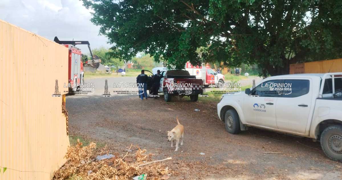 Incendio de maquinaria provoca movilización frente al rastro de Poza Rica