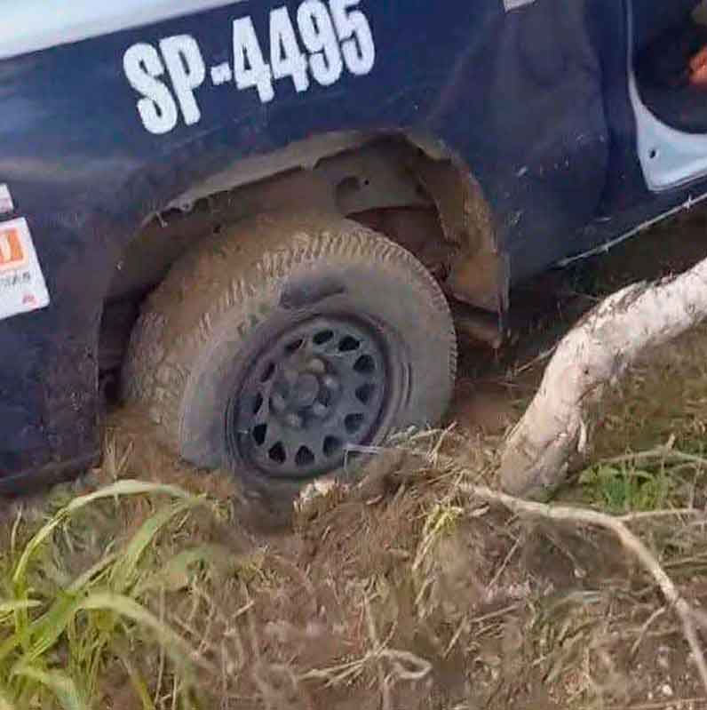 Patrulla estatal vuelca en camino rural de Texistepec; un policía termina hospitalizado