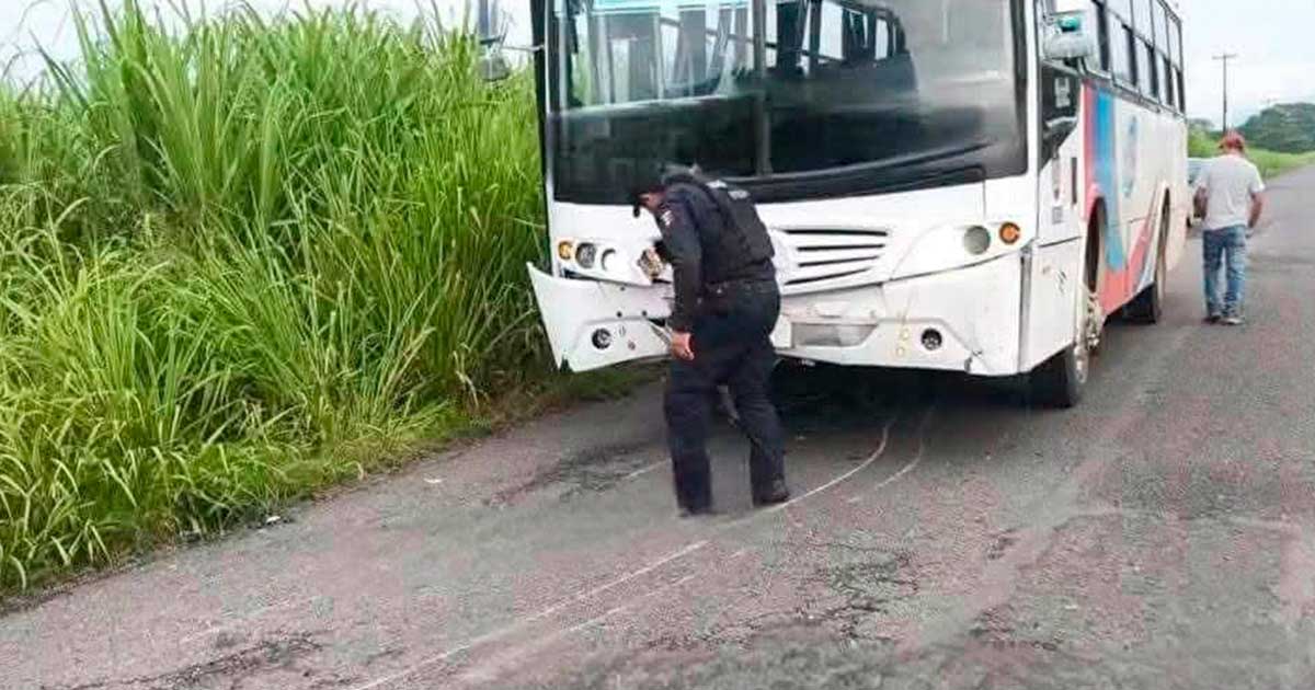 Motociclista queda gravemente herido tras estrellarse contra un autobús en Amatlán