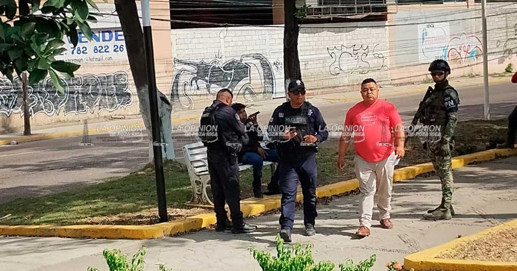 Motorepartidor termina herido tras estrellarse contra taxi en pleno bulevar Ruiz Cortines