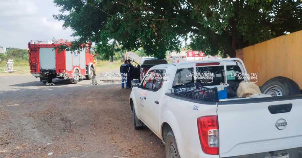 Incendio de maquinaria provoca movilización frente al rastro de Poza Rica