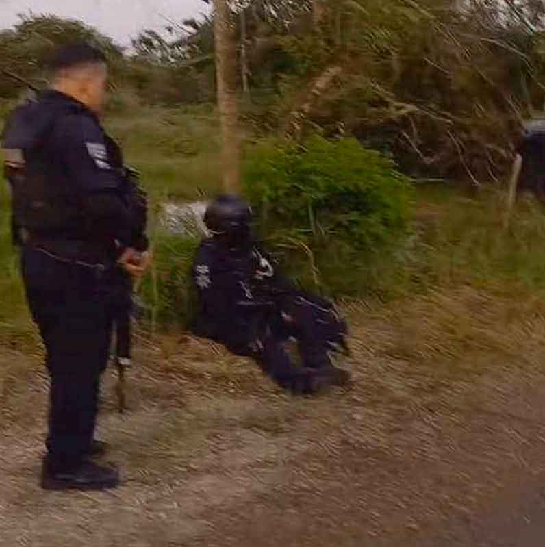 Patrulla estatal vuelca en camino rural de Texistepec; un policía termina hospitalizado