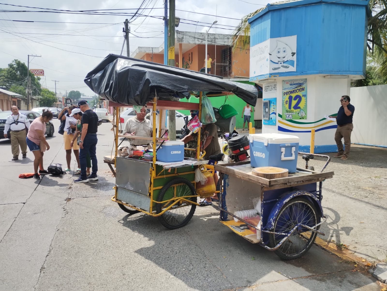Policía estampado contra puesto de tacos