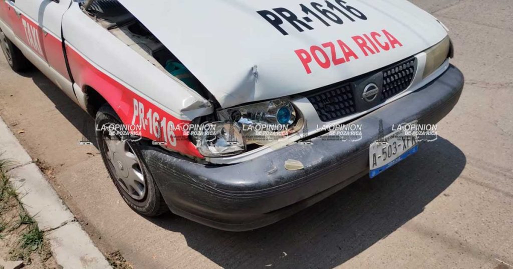 Frenazo por triciclo termina en choque entre taxi y Avanza en la colonia Tajín