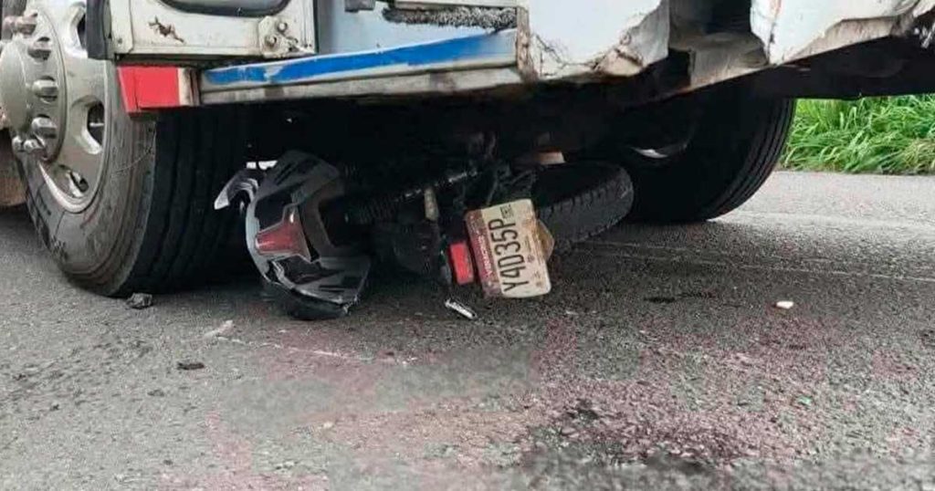 Motociclista queda gravemente herido tras estrellarse contra un autobús en Amatlán