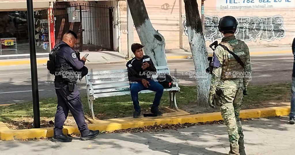 Motorepartidor termina herido tras estrellarse contra taxi en pleno bulevar Ruiz Cortines
