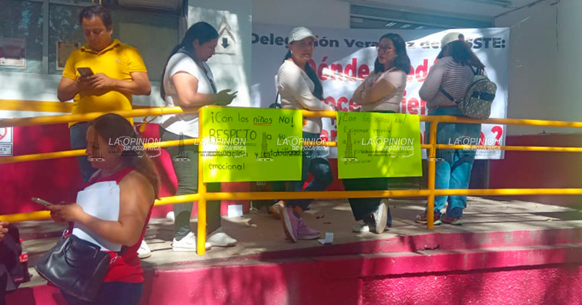 Padres y madres toman oficinas del ISSSTE por cambio de estancia infantil